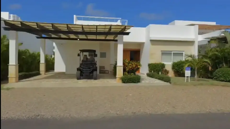 Façade de la villa avec sa voiturette de golf