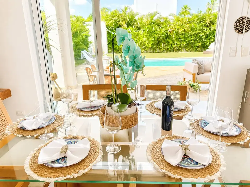 La table ouverte sur la terrasse